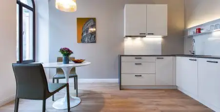 Küchenzeile mit kleinem Tisch